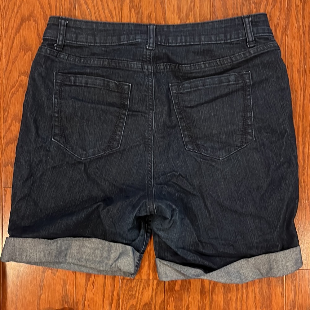Shorts - Picture 2 of 4